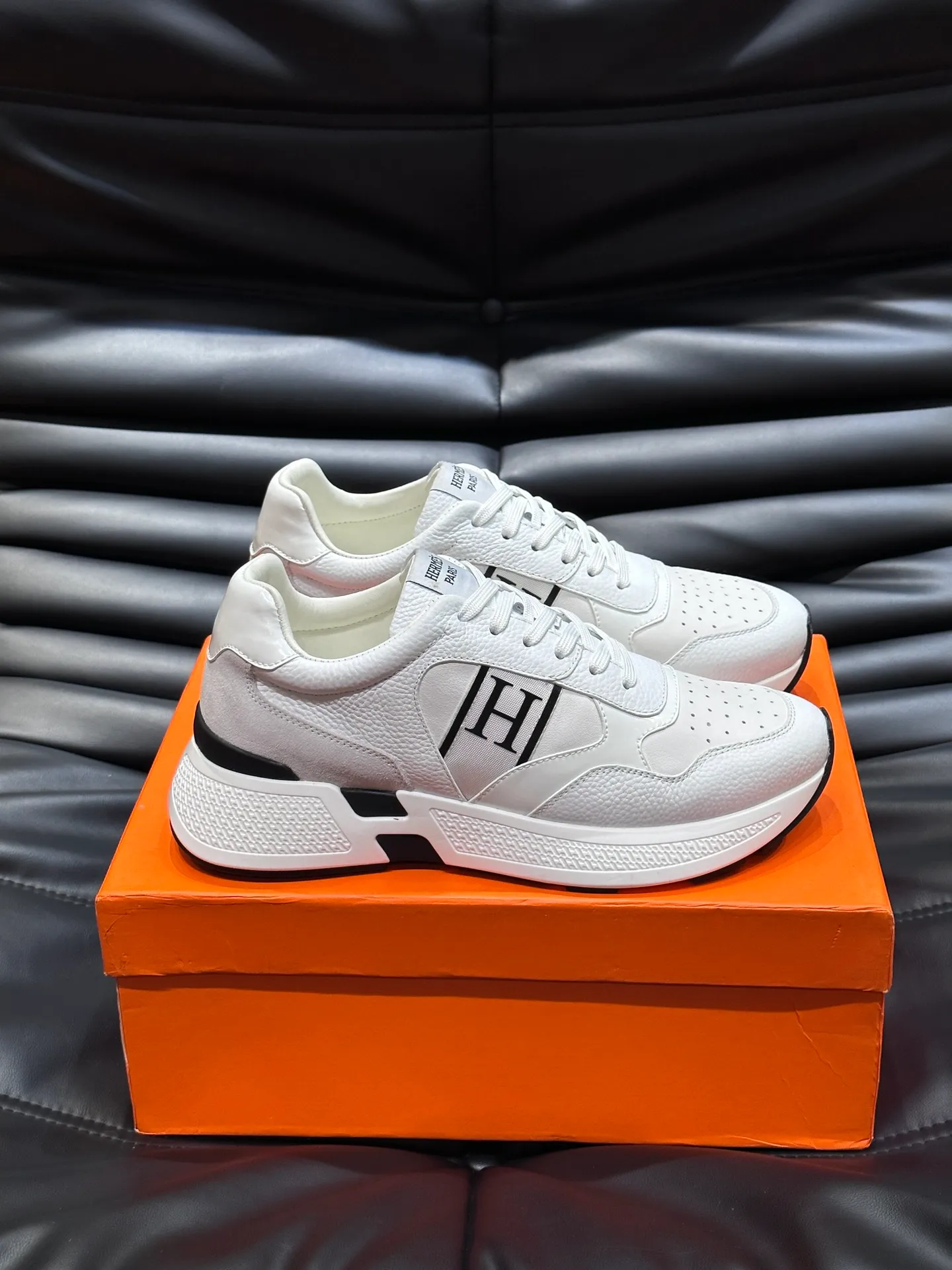 Factory price: 520💰HERMES/Hermes Hugo thick-soled sneakers are casual men's shoes. These sneakers are made of imported first-layer cowhide leather and breathable mesh design. The contrasting color design creates a dynamic and modern shape. The front end of the toe is decorated with natural-color rubber inlays, making it novel and fashionable. The texture is incomparable, with cowhide lining and cowhide foot pads, the upper foot is comfortable and breathable, and the rubber sole is decorated with geometric patterns and iconic "H" details. A very personal one! Size: 39-44 (customized at 38.45)